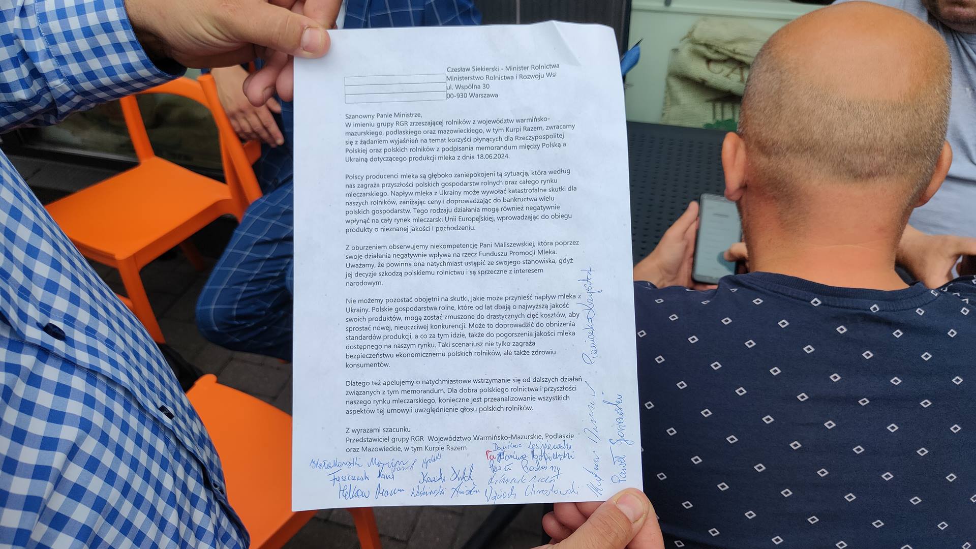 Grupa rolników protestowała pod siedzibą Polskiej Izby Mleka w Białymstoku