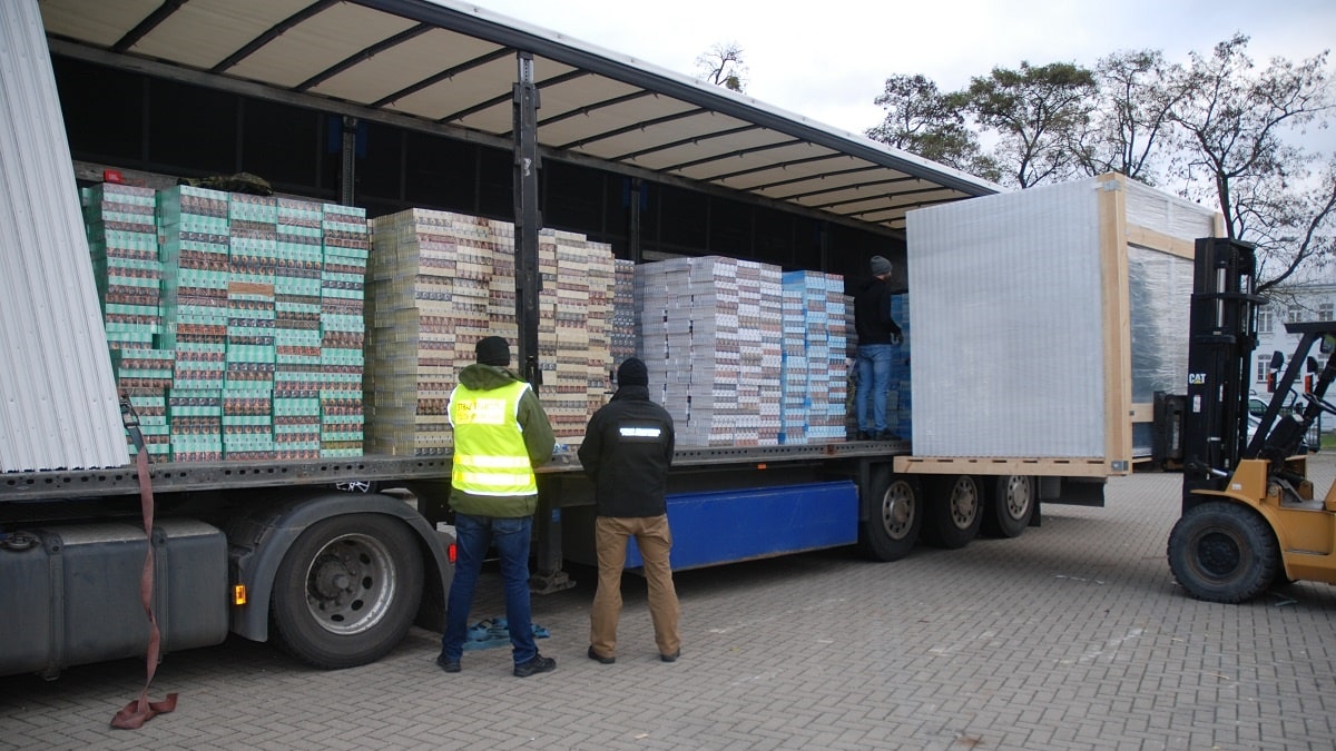 Polskie służby udaremniły próbę dużego przemytu papierosów - dwa pierwsze samochody zatrzymano w Podlaskiem