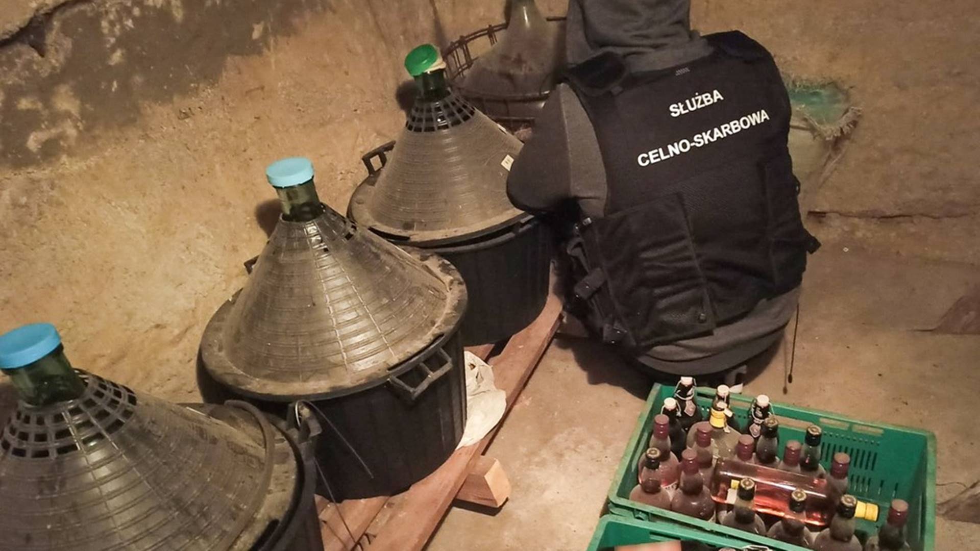 KAS zlikwidowała w gminie Narewka "dziuplę" z nielegalnym alkoholem i papierosami