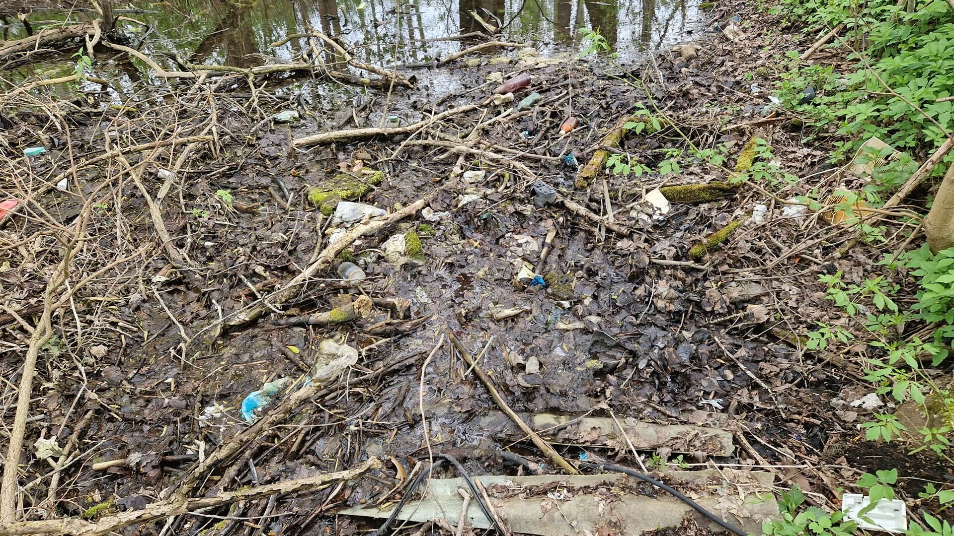 Śmieci na miejskiej działce na Dojlidach - mieszkańcy apelują o posprzątanie