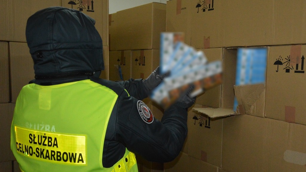 Funkcjonariusze podlaskiej Służby Celno-Skarbowej wykryli przemyt ponad 620 tys. paczek papierosów