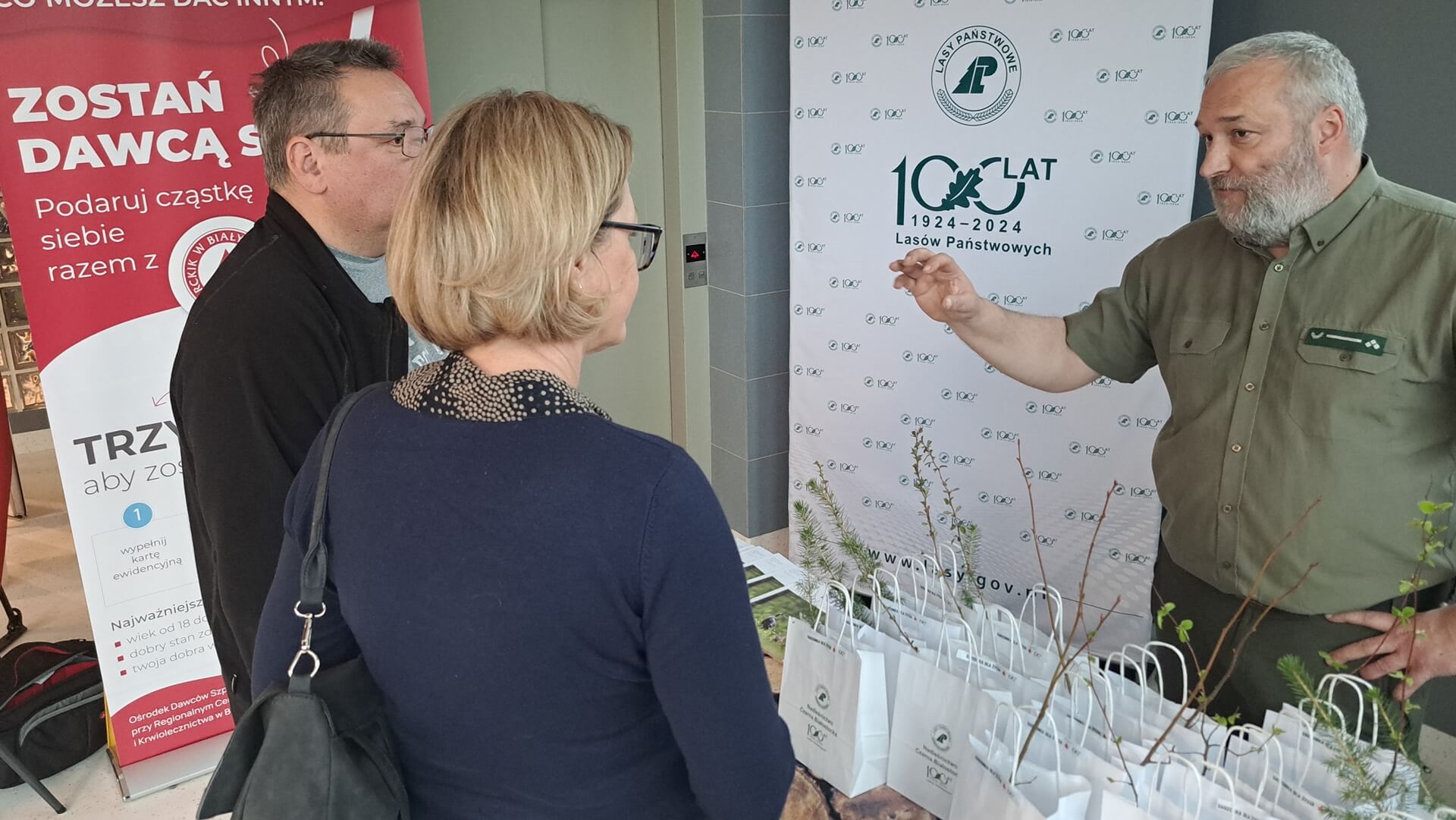 Można oddać krew, a w zamian dostać sadzonkę od leśników