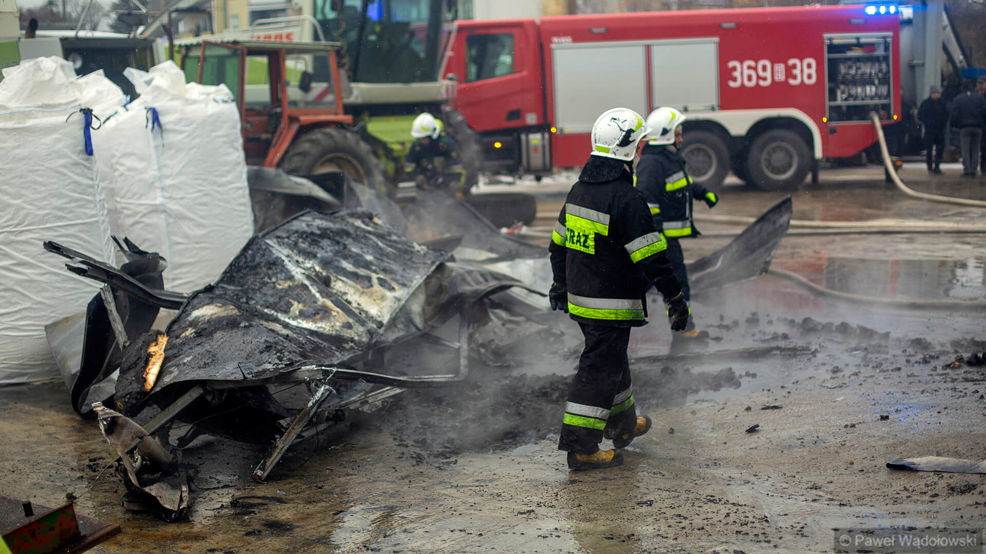 Strażacy gaszą pożar hali z maszynami rolniczymi w Jedwabnem - nikt nie ucierpiał