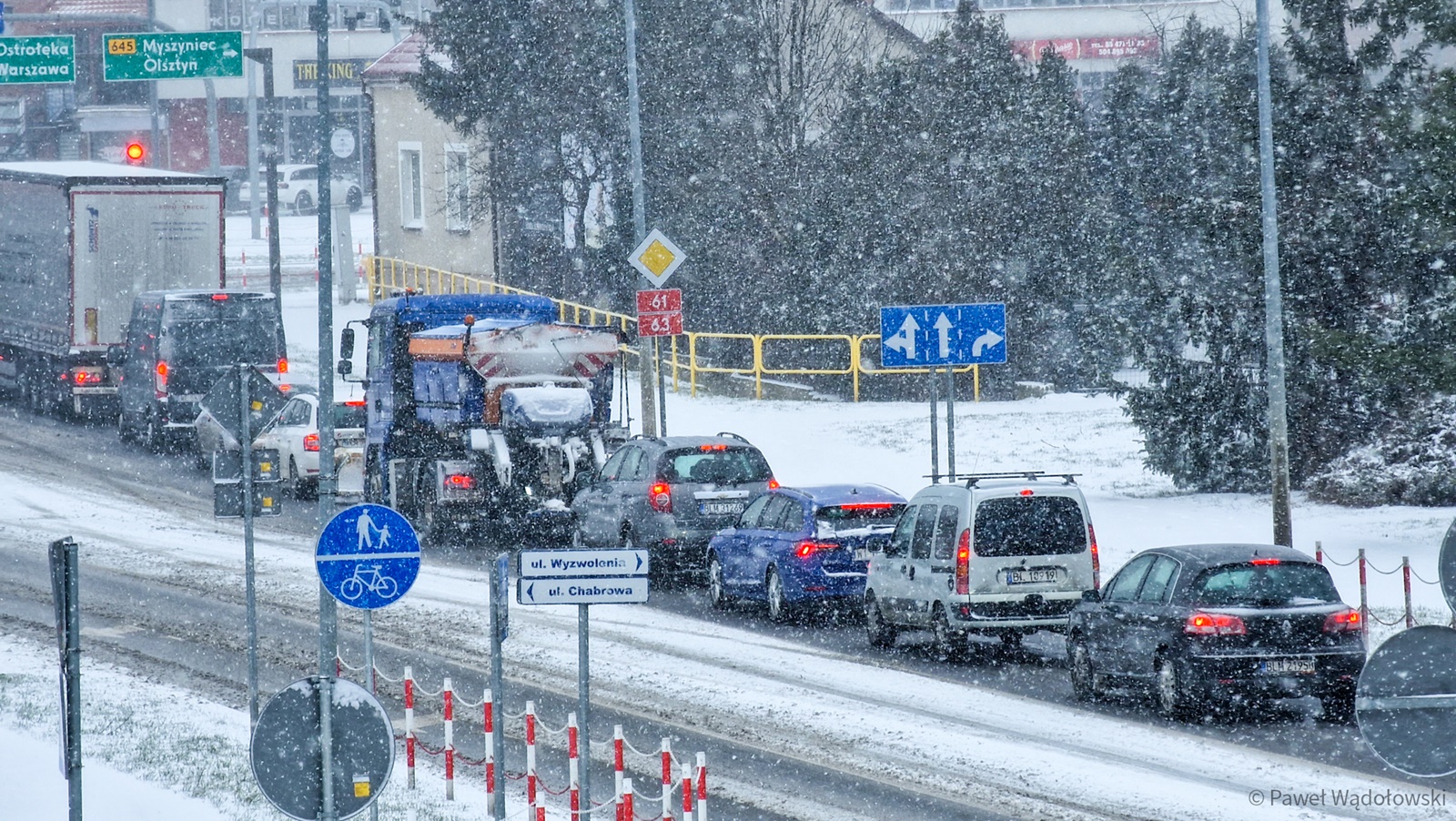 Powrót zimy - ślisko na drogach i chodnikach w Podlaskiem