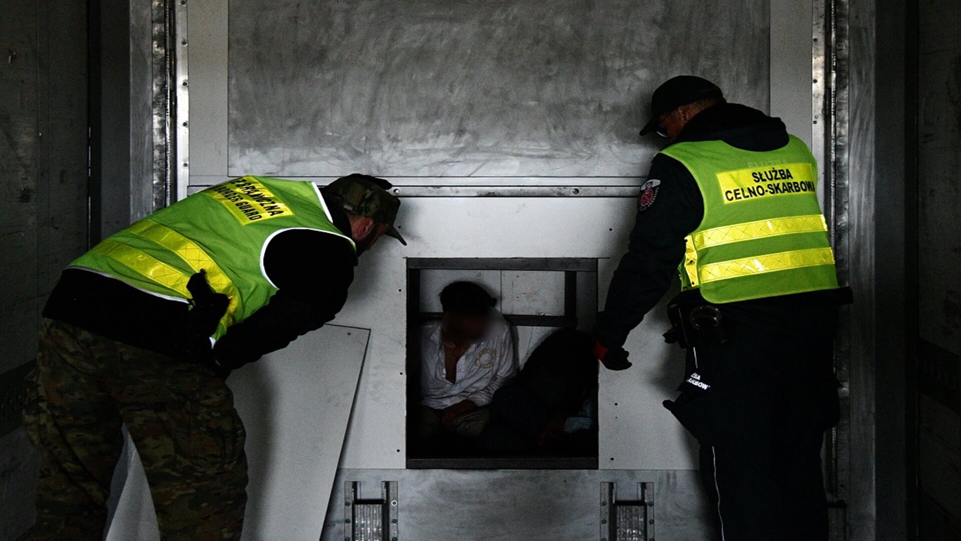 Funkcjonariusze KAS znaleźli 20 imigrantów ukrytych w schowku w ciężarówce [wideo]