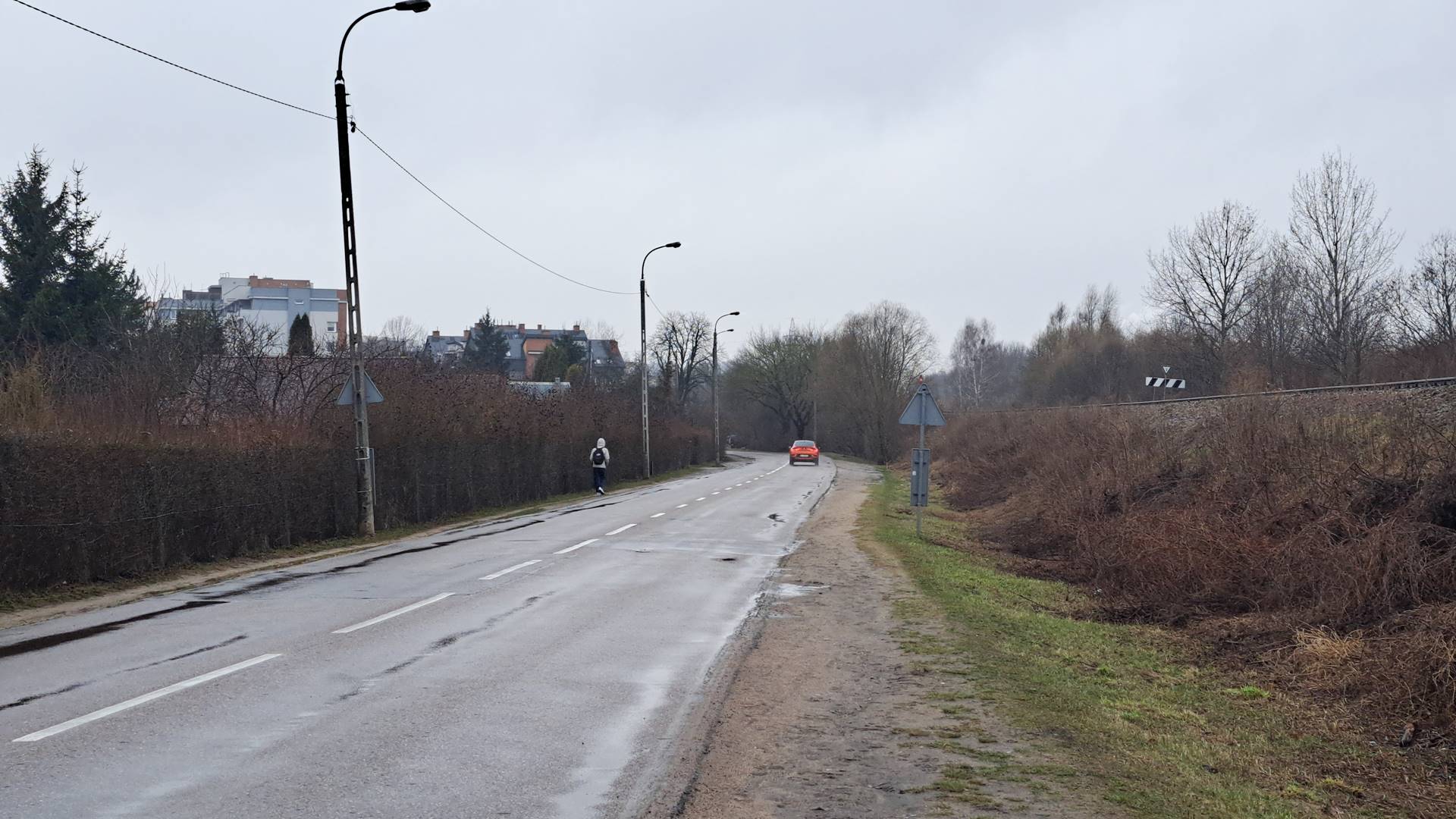 Przy fragmencie ul. Piasta w Białymstoku brakuje chodników - mieszkańcy Pieczurek walczą o poprawę bezpieczeństwa pieszych