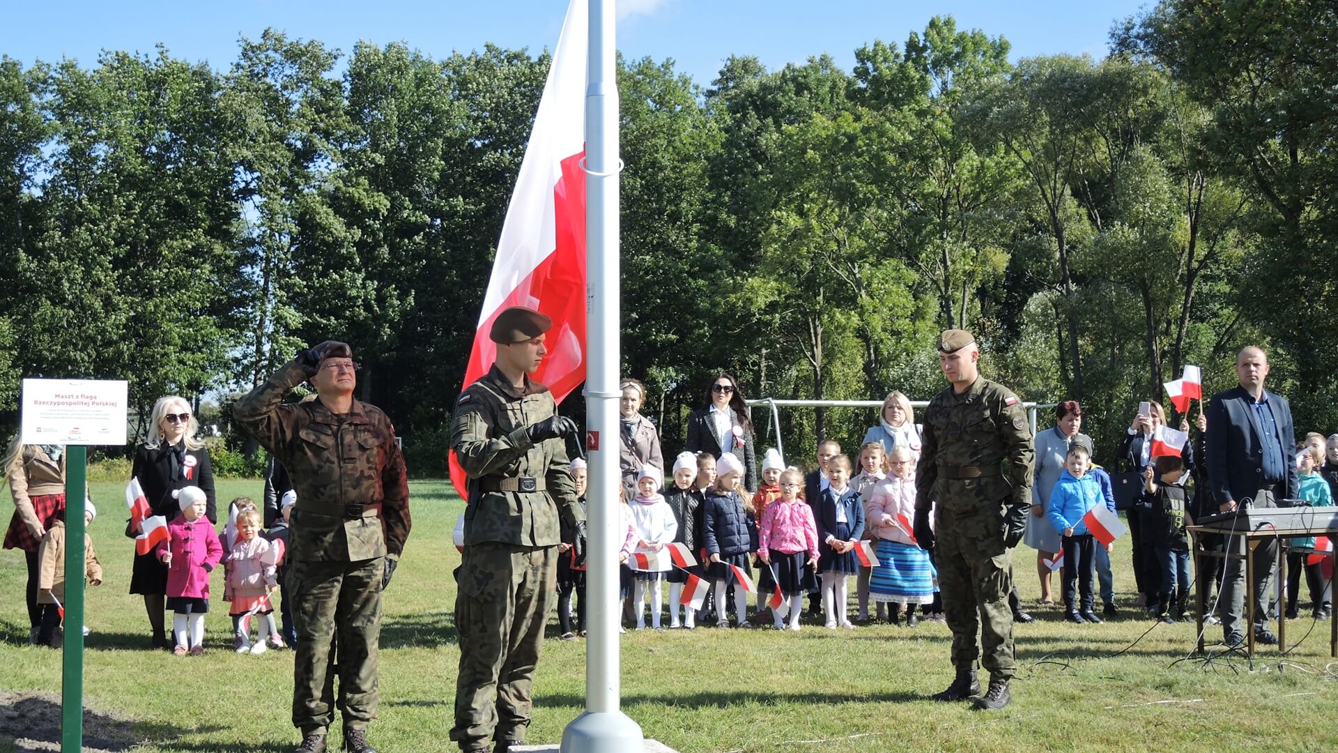 Przy podstawówce w Dąbrówce Kościelnej stanął maszt z flagą w ramach projektu "Pod biało-czerwoną"