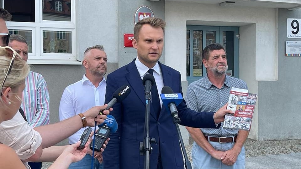 Posłowie Koalicji Obywatelskiej krytykują podręcznik do HiT