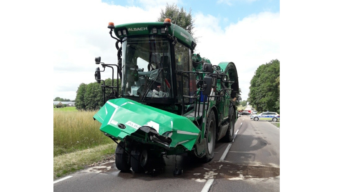 Tragiczny wypadek w okolicach Moniek - kierowca audi zderzył się czołowo z rębakiem