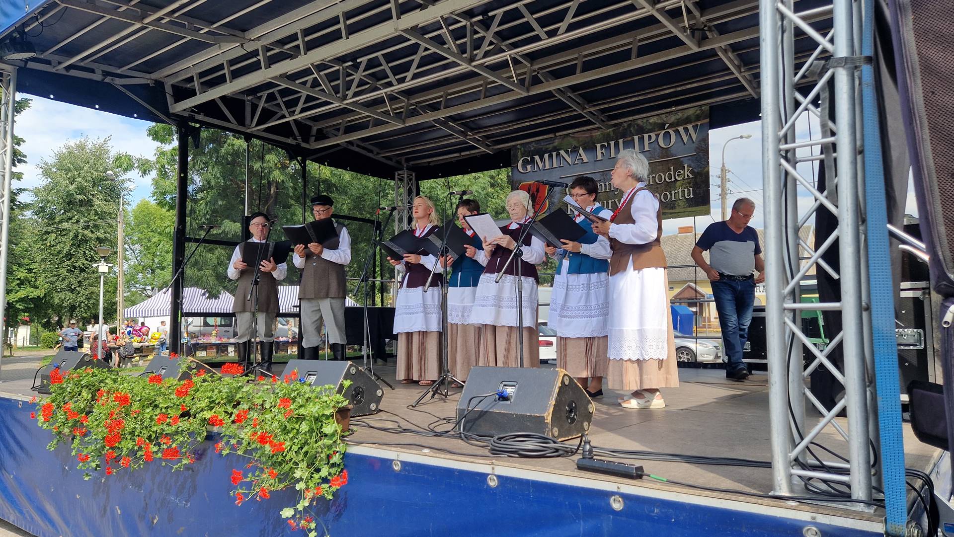 Folklor, biesiadowanie i dyskoteka - gminny festyn w Filipowie