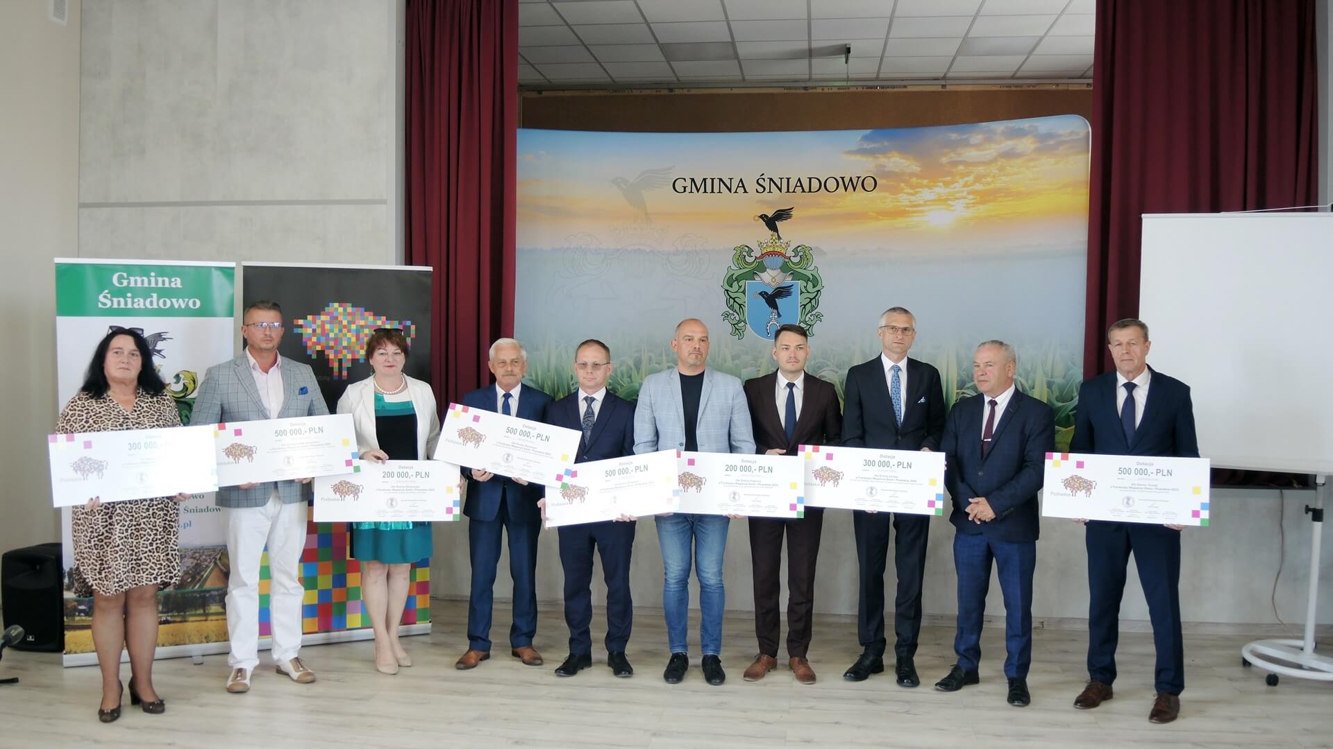 Kolejni samorządowcy w Podlaskiem odebrali symboliczne czeki na lokalne inwestycje