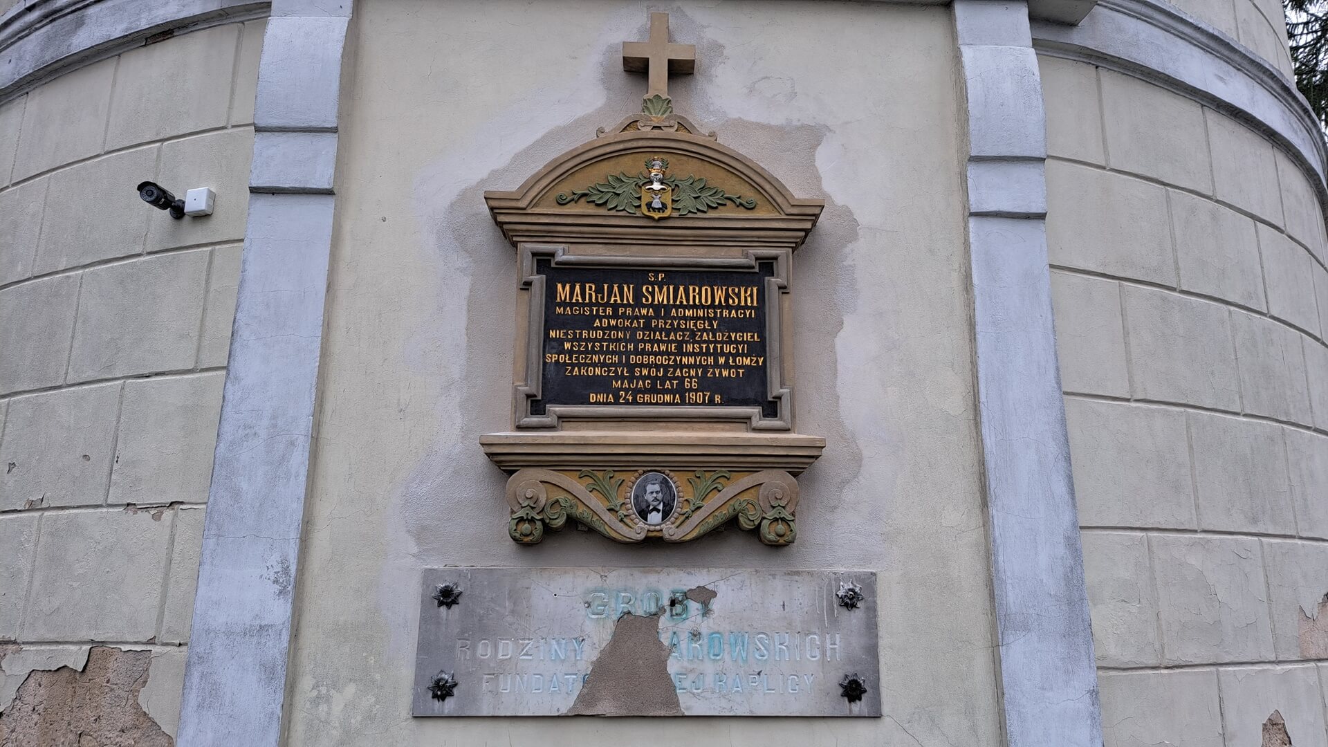 Na zabytkowym cmentarzu w Łomży został odnowiony szereg nagrobków