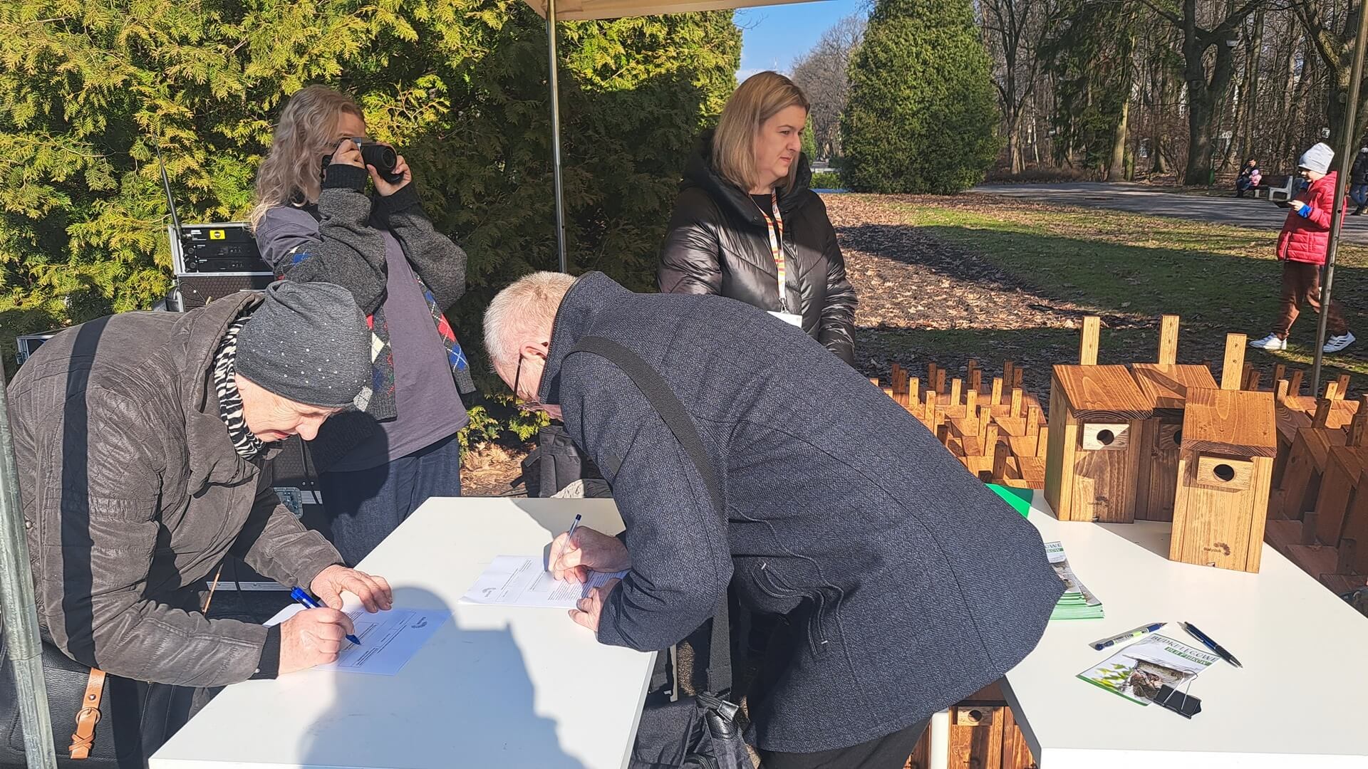 300 budek dla ptaków trafiło do białostoczan - bezpłatna akcja w Parku Planty