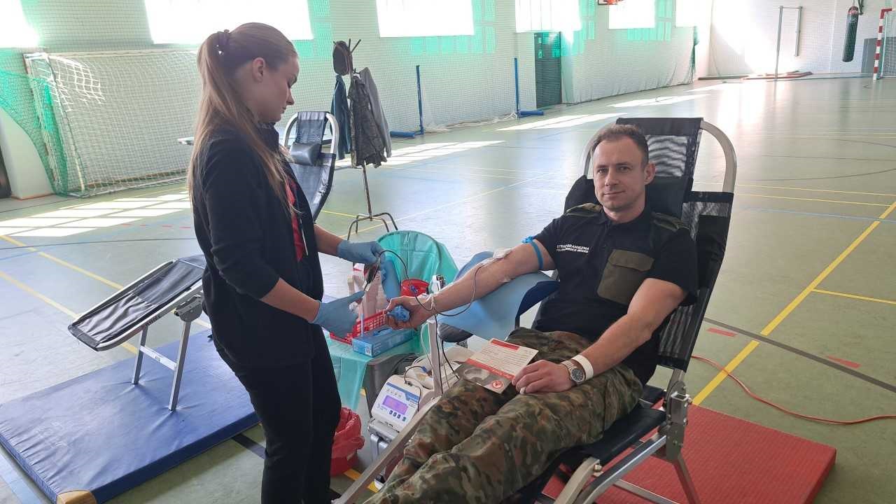 W Dniu Straży Granicznej pracownicy podlaskiego oddziału oddają krew i zachęcają do tego innych