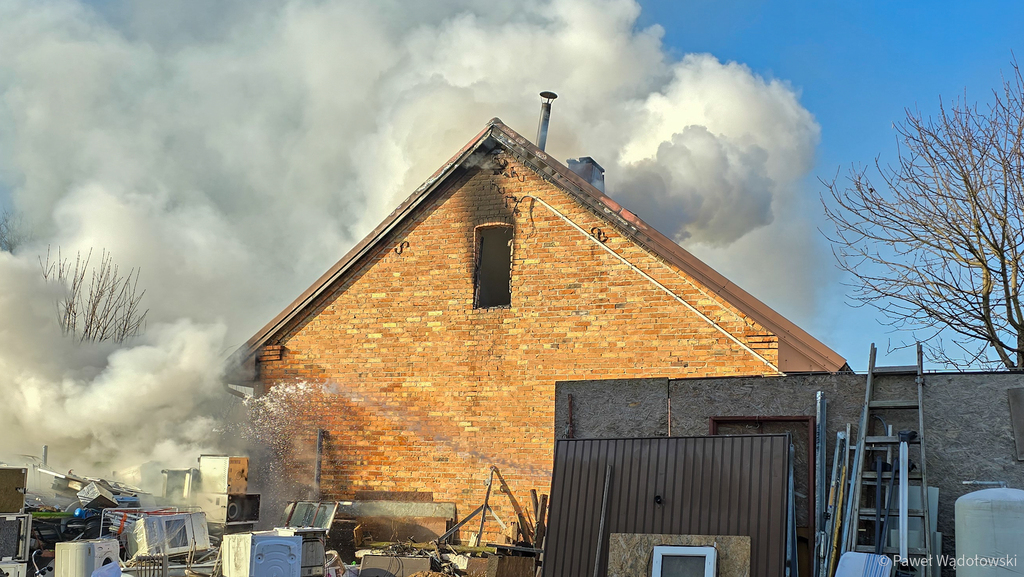 Dwie osoby straciły dach nad głową po pożarze domu w Sierzputach Starych koło Łomży
