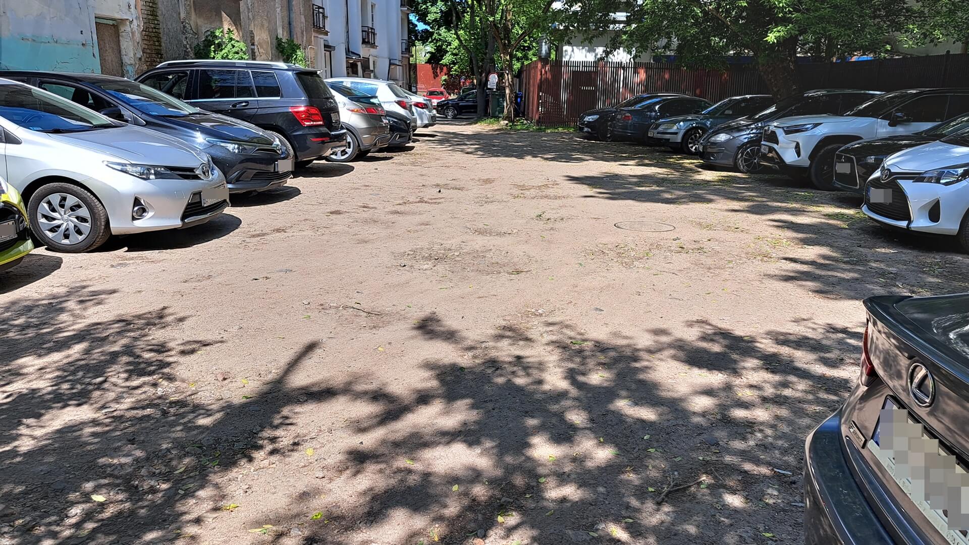 Trudne warunki parkowania przy Departamencie Obsługi Mieszkańców w Białymstoku