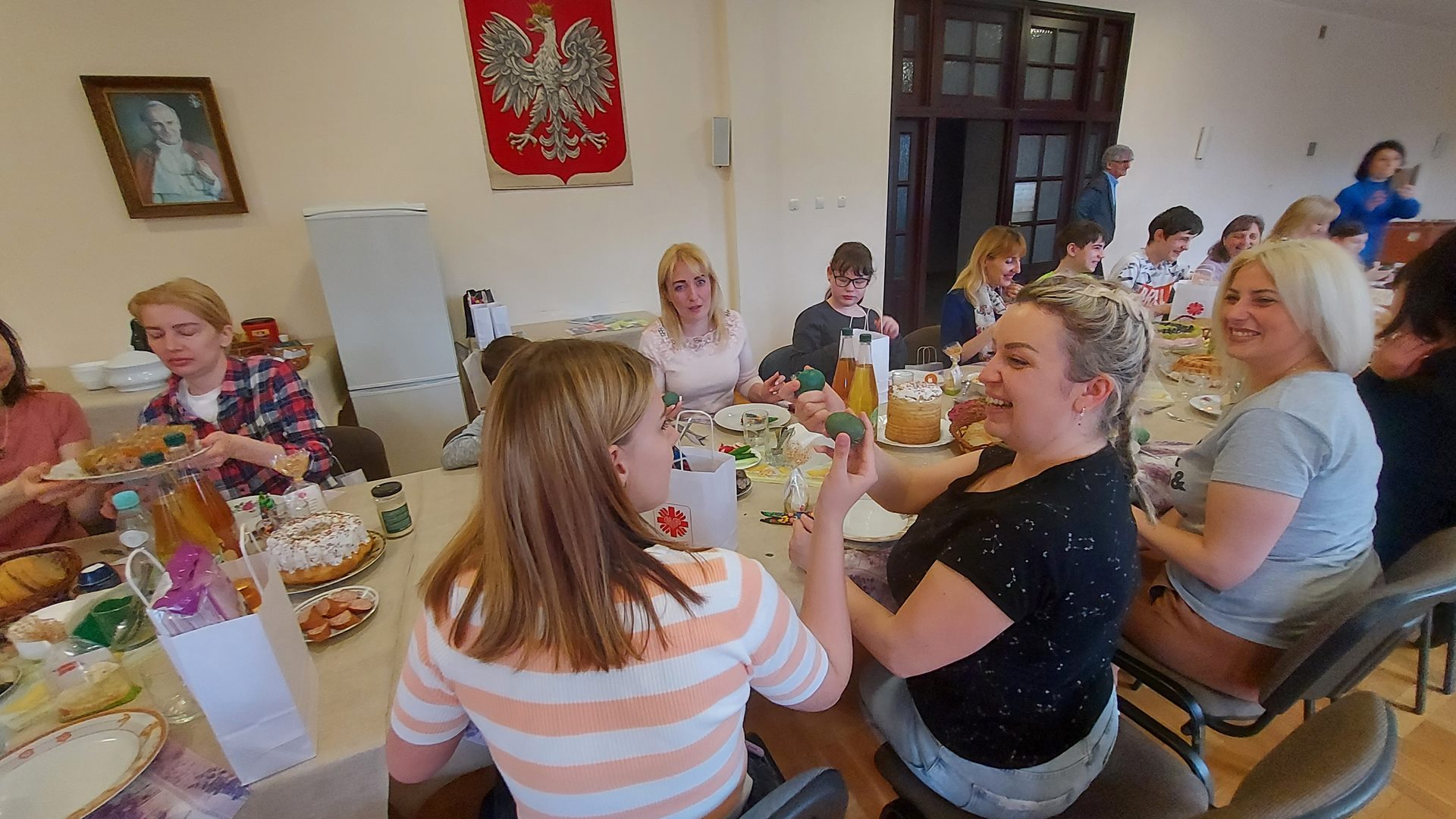 Caritas zorganizowała w Augustowie i w Łomży śniadania wielkanocne dla uchodźców z Ukrainy