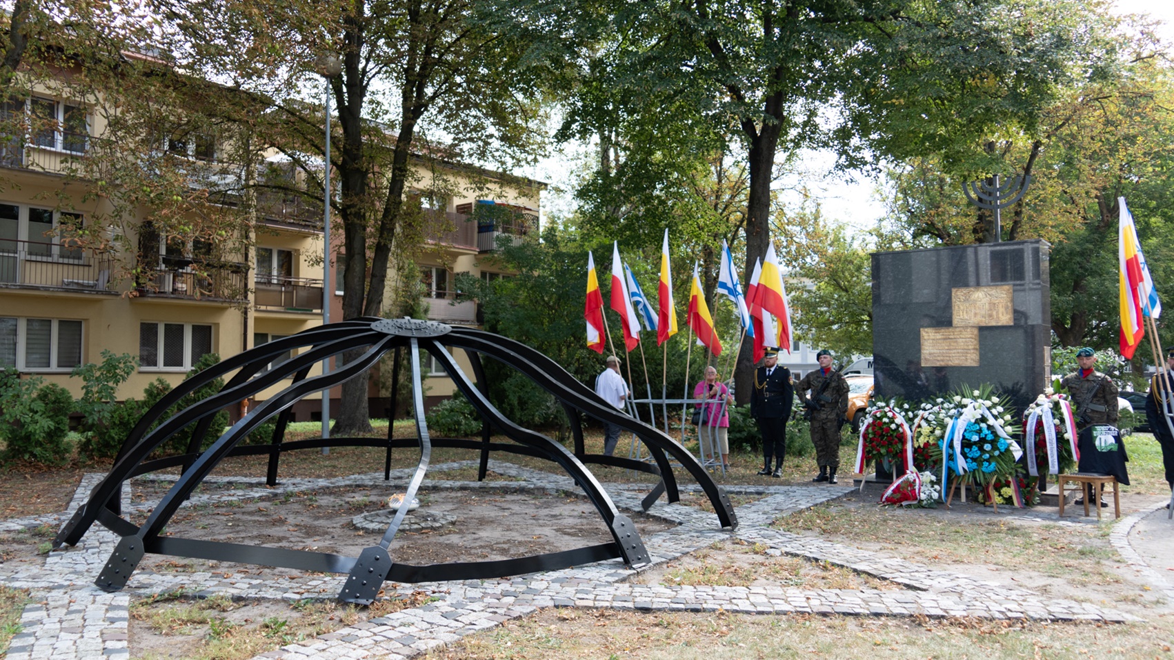 Uroczystości w hołdzie powstańcom z białostockiego getta - kwiaty, kamienie pamięci, wystawa i koncert