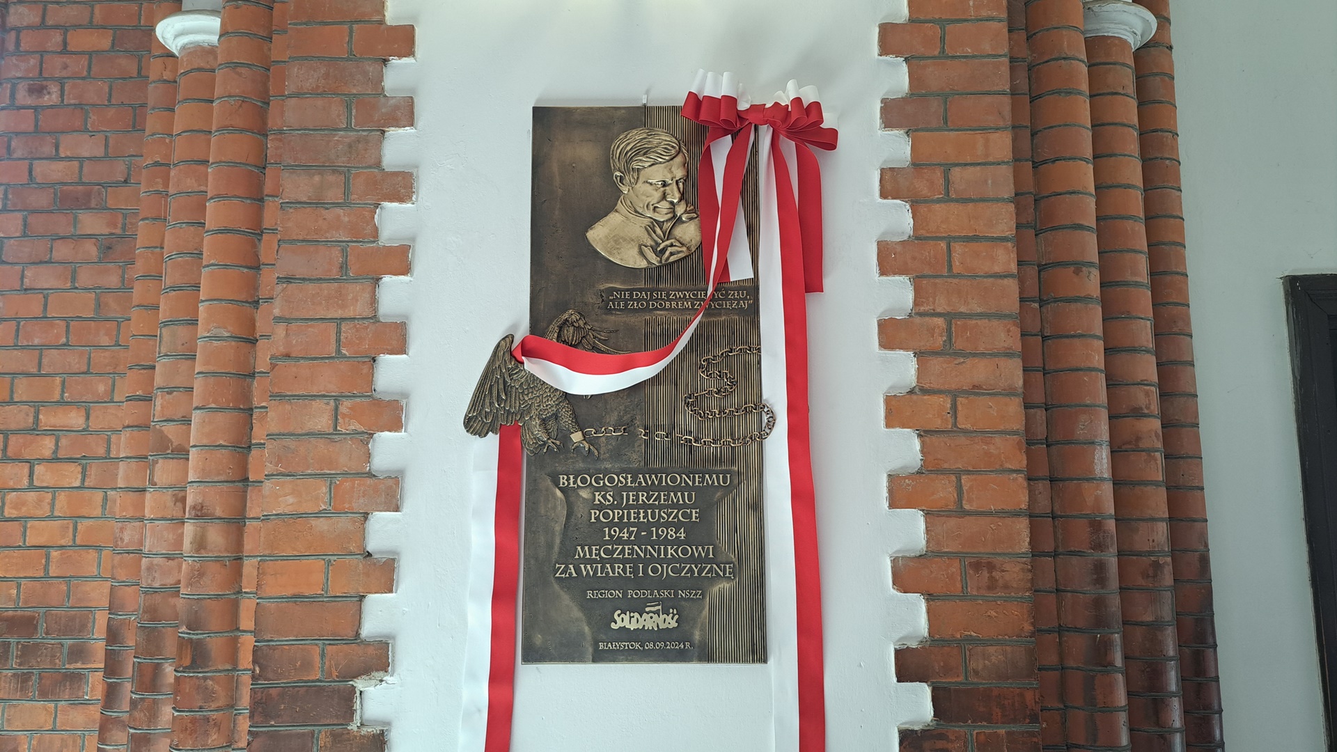 Białystok - działacze i sympatycy podlaskiej "Solidarności" oddali hołd księdzu Jerzemu Popiełuszce