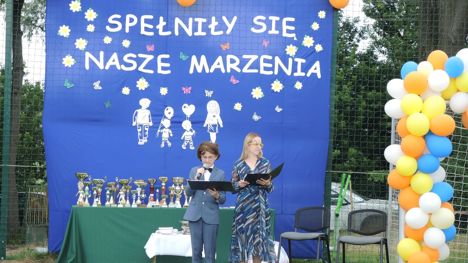 Uczniowie szkoły podstawowej w Puchałach cieszą się z nowego boiska