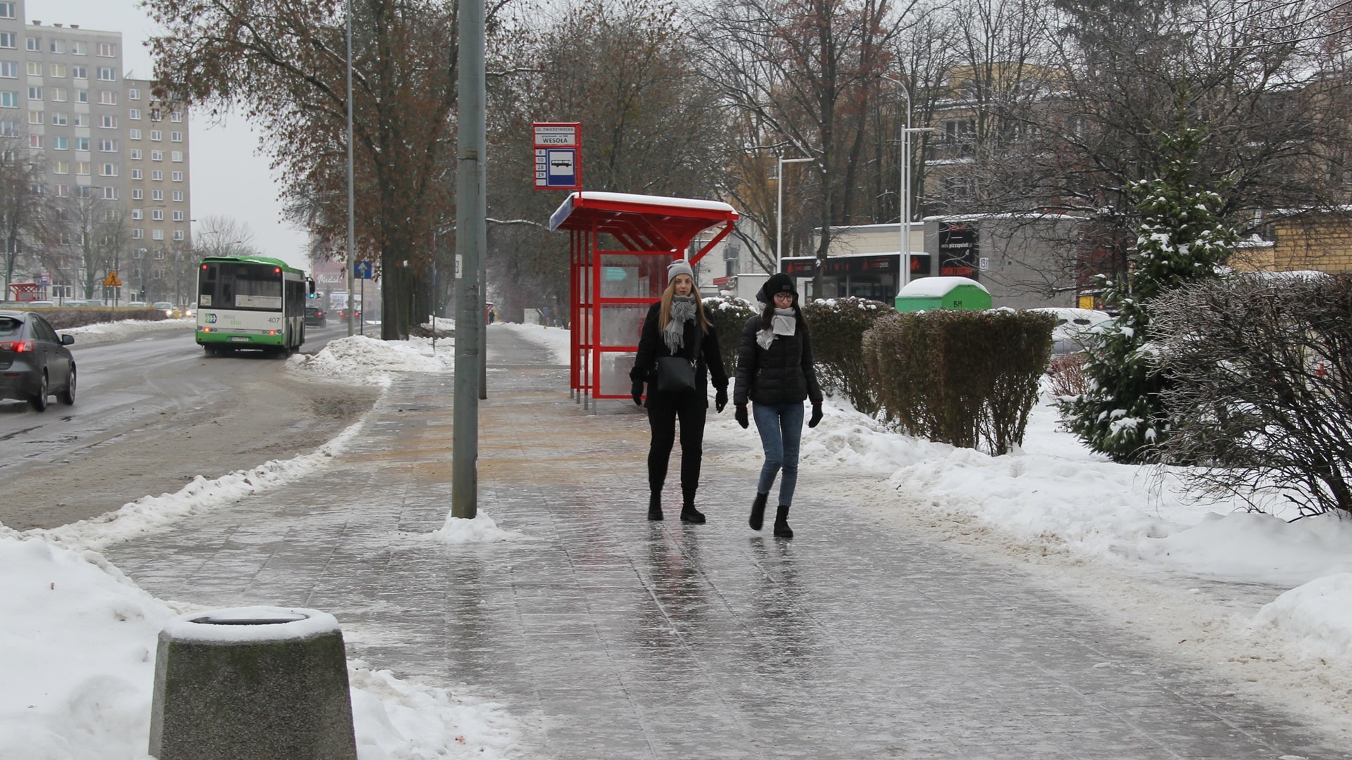 Ekstremalnie ślisko na drogach i chodnikach w Podlaskiem [zdjęcia, wideo]