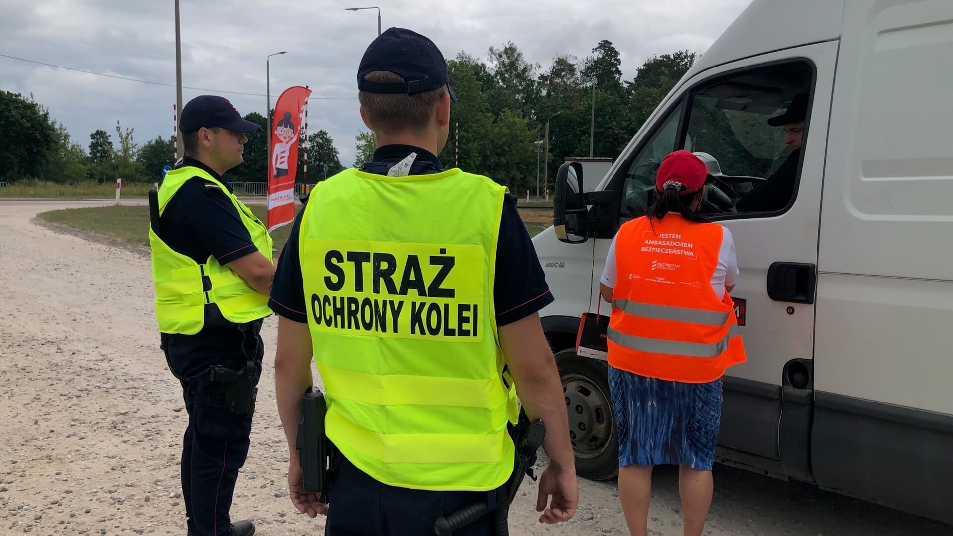 O zachowanie ostrożności na przejazdach drogowo-kolejowych apelowali w Augustowie pracownicy PKP