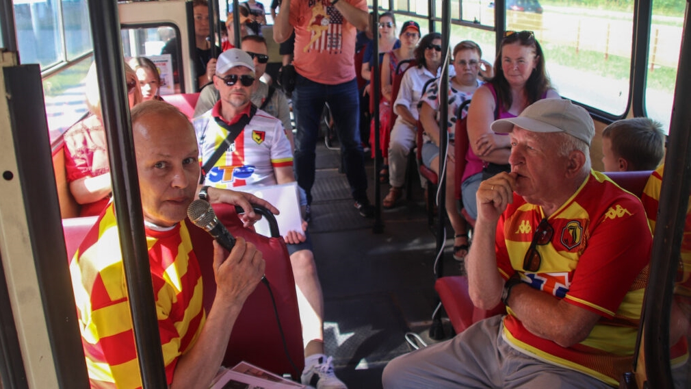 Podróż zabytkowym autobusem śladem Jagiellonii Białystok