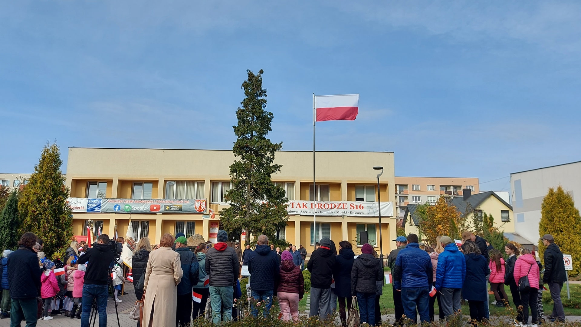 W Mońkach stanął maszt z biało-czerwoną flagą