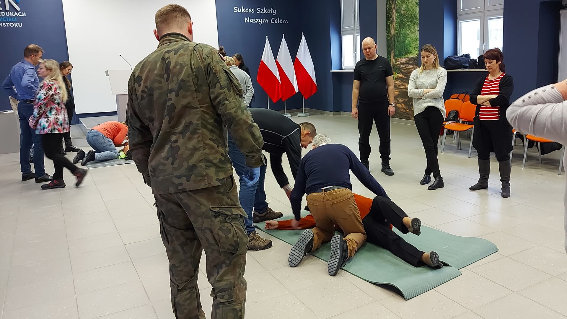 Żołnierze obrony terytorialnej szkolą nauczycieli z białostockich szkół