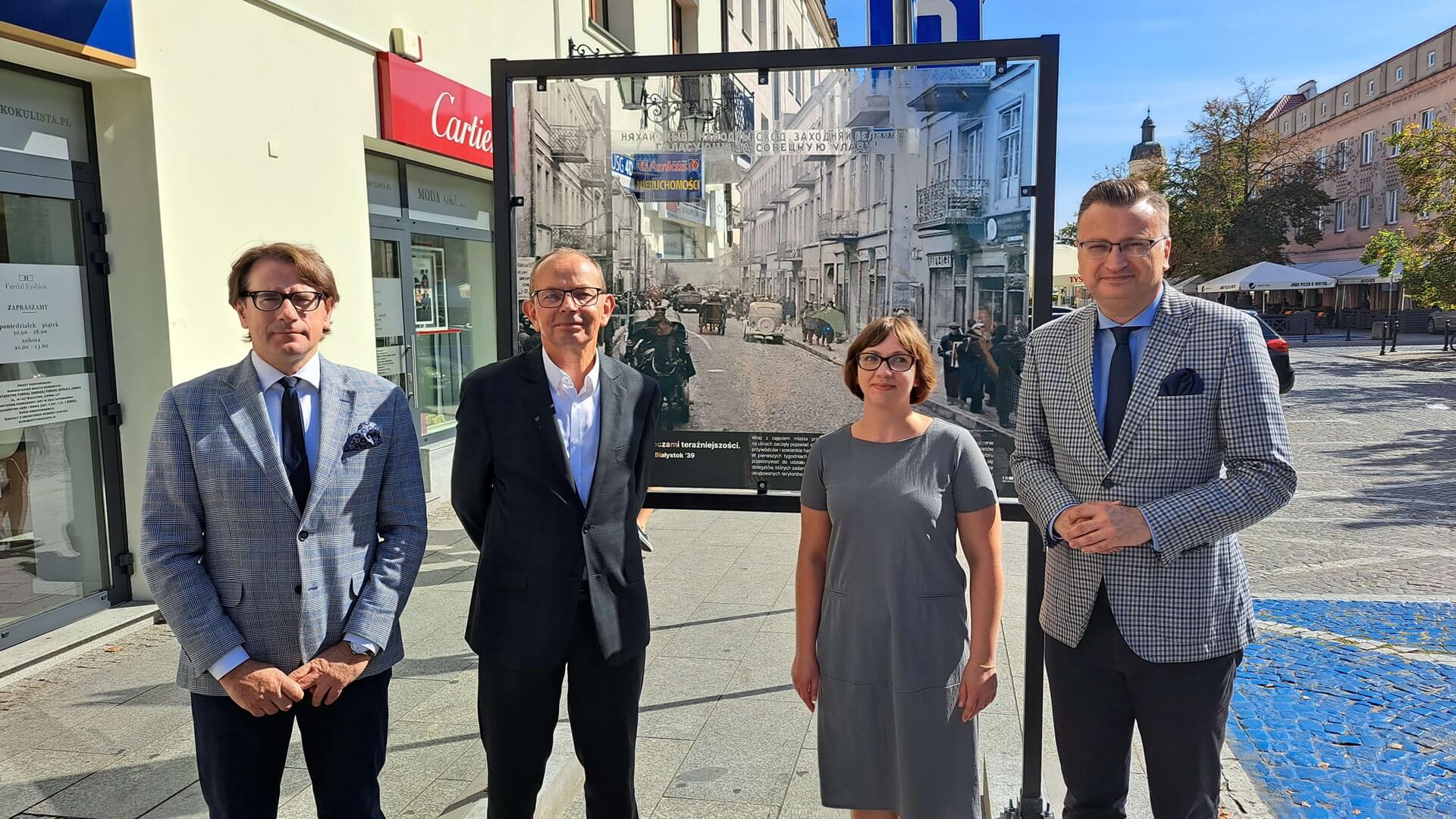 W centrum Białegostoku można oglądać wystawę "Przeszłość oczami teraźniejszości"