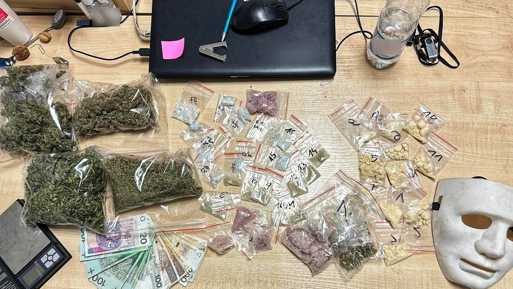 Policja zatrzymała 33-latka, który zaatakował mężczyznę maczetą, pijany opiekował się dziećmi i miał w domu narkotyki