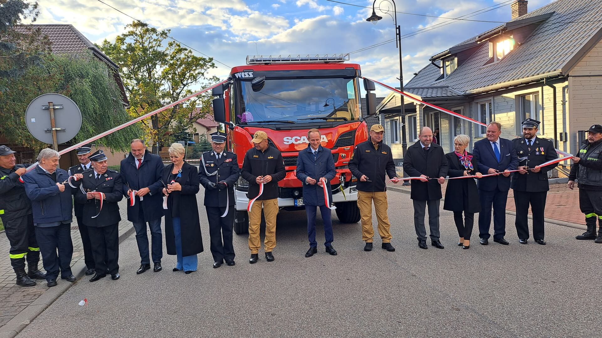 Strażacy z OSP Suchowola mają nowy pojazd, a strażacy z OSP Karpowicze mają nową remizę