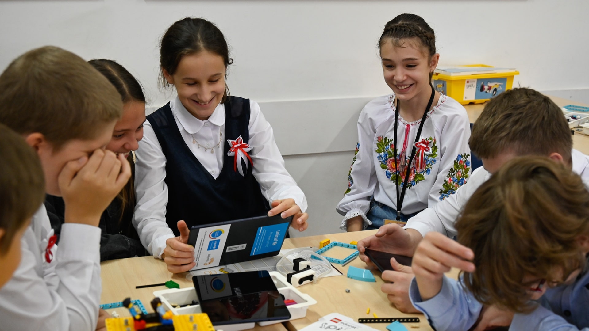 Ponad 650 tabletów trafi do białostockich szkół, by wesprzeć w nauce uczniów z Polski i z Ukrainy