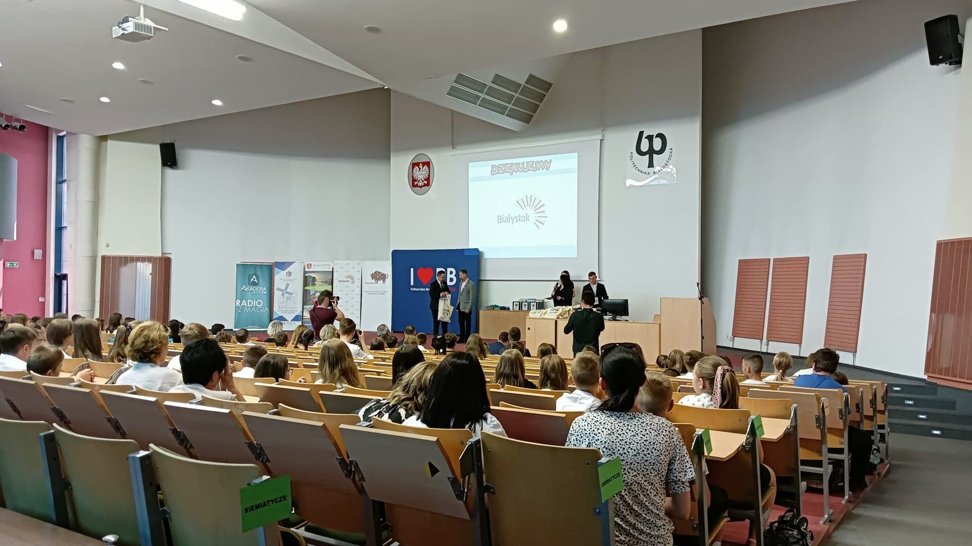 Blisko 140 absolwentów Podlaskiego Uniwersytetu Dziecięcego odebrało dyplomy