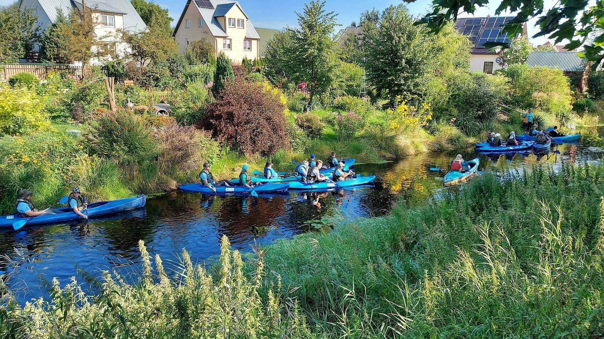 Pielgrzymi płyną kajakami na prawosławne święto w Supraślu