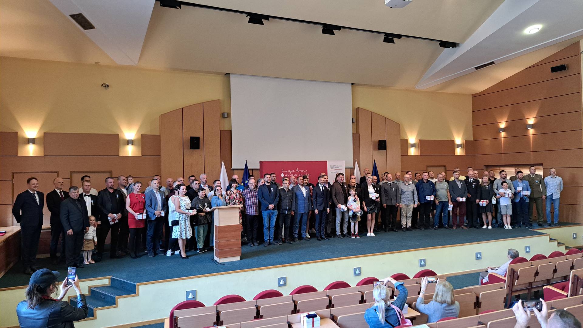 Kilkadziesiąt osób z woj. podlaskiego odebrało odznaki Honorowego Dawcy Krwi