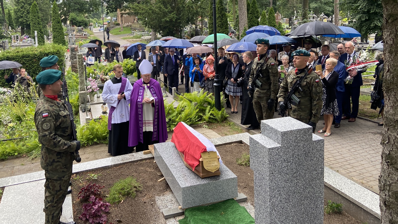 Uroczysty pogrzeb pierwszej odnalezionej ofiary obławy augustowskiej