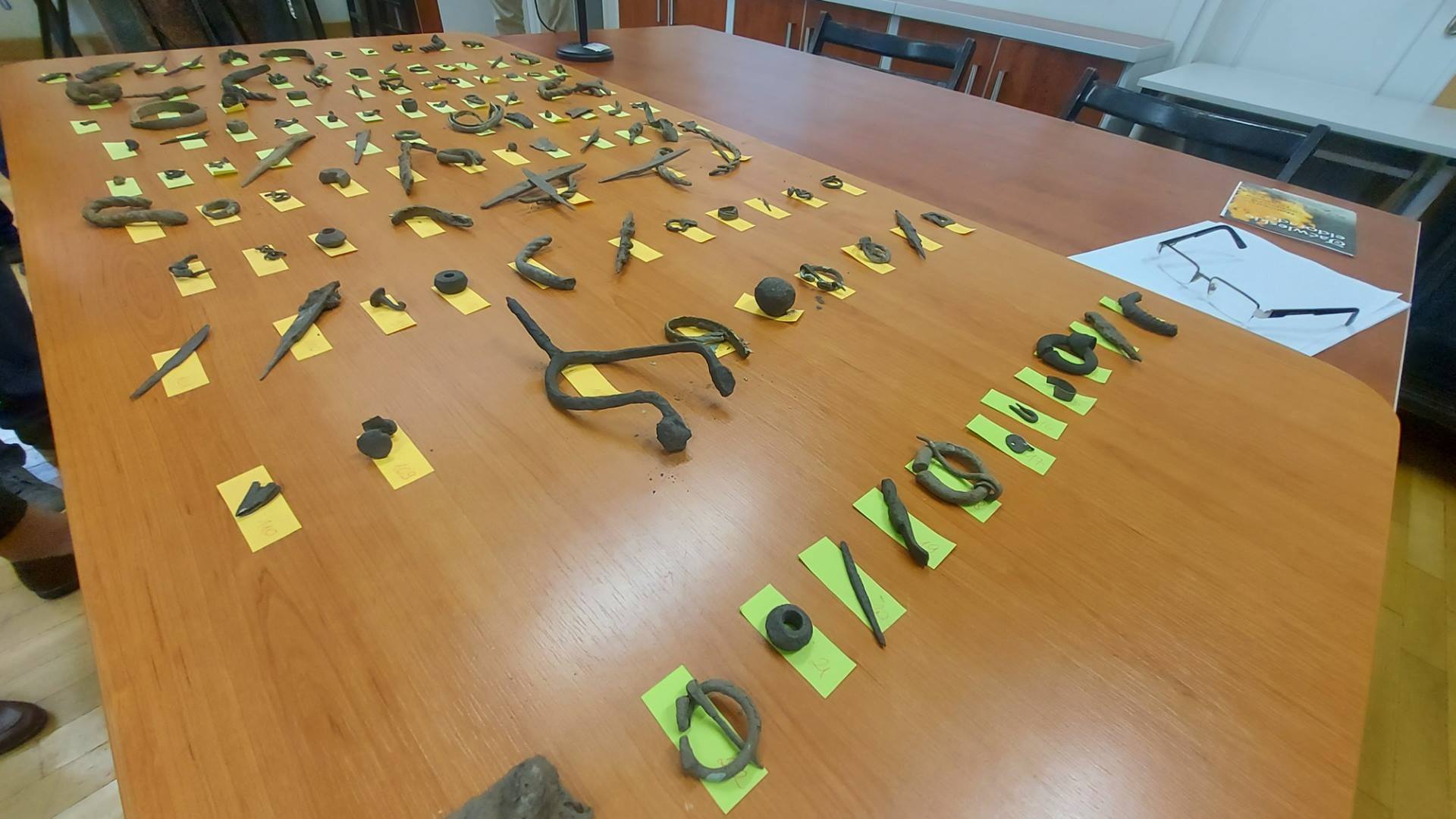 Ponad sto kolejnych artefaktów odnalezionych na cmentarzysku Jaćwingów trafiło do zbiorów Muzeum Okręgowego w Suwałkach