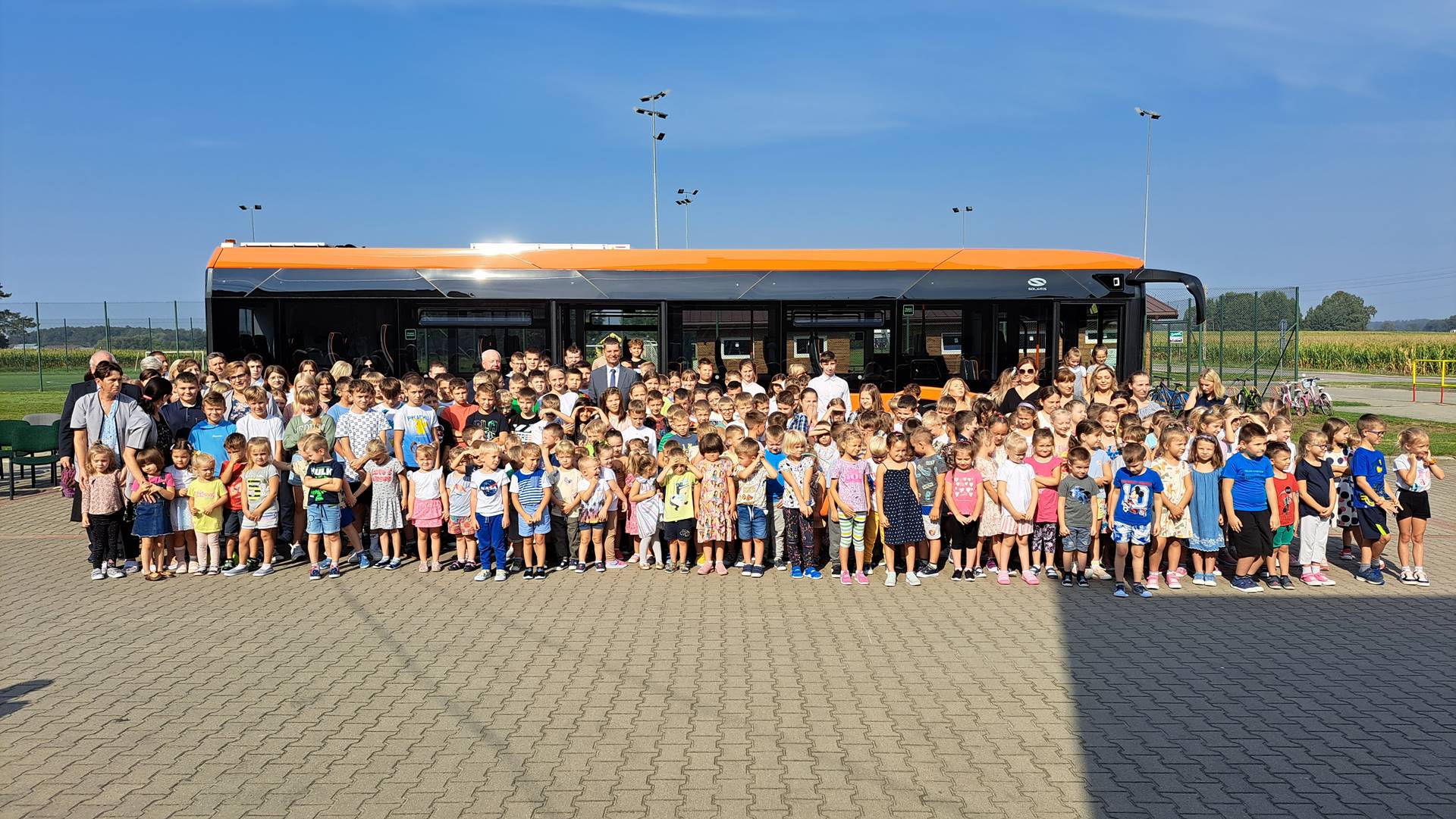 Uczniowie ze szkoły podstawowej w Poświętnem cieszą się z nowego, szkolnego autobusu