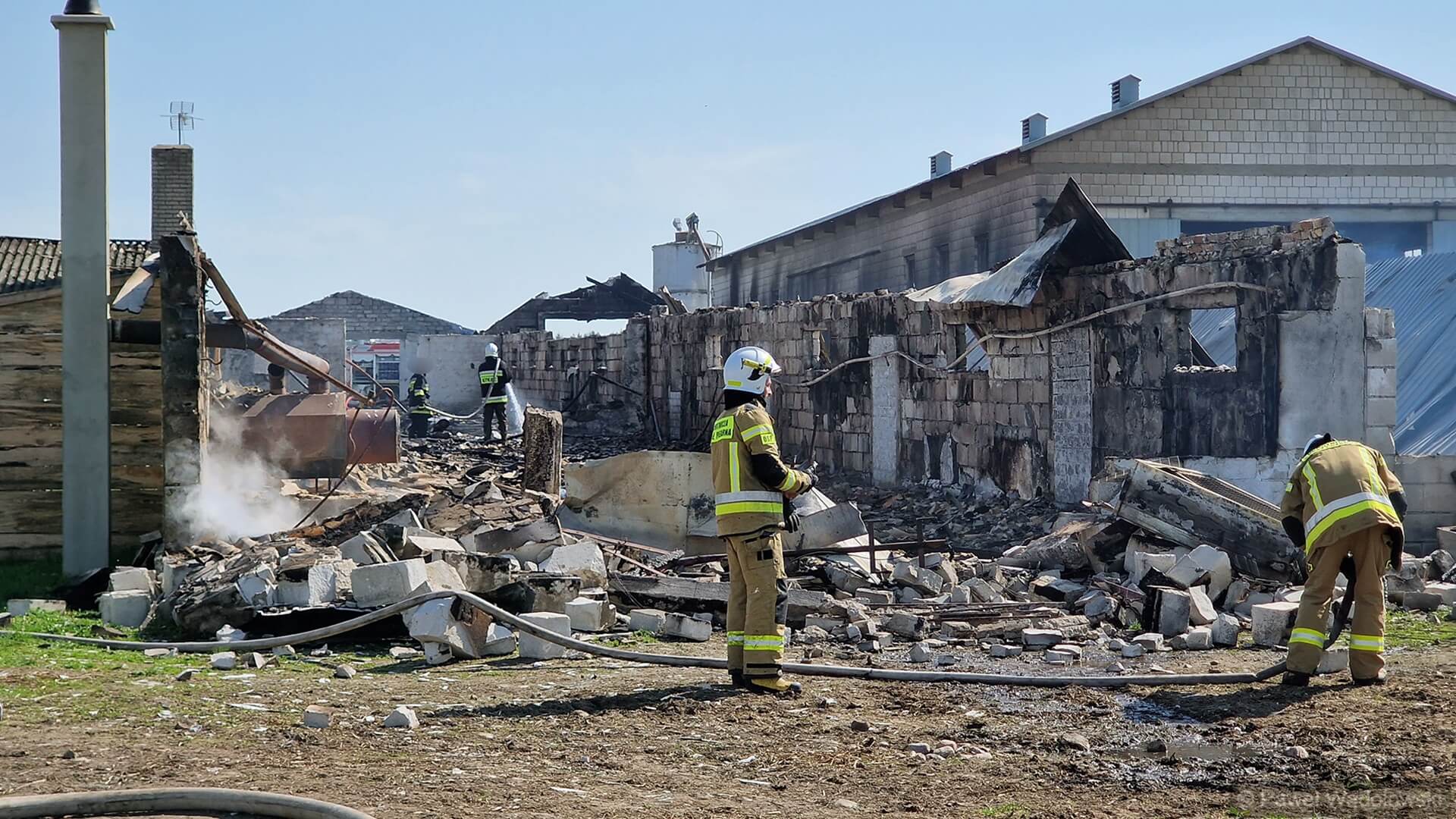 Duży pożar fermy drobiu w Krynicy w powiecie monieckim [zdjęcia]