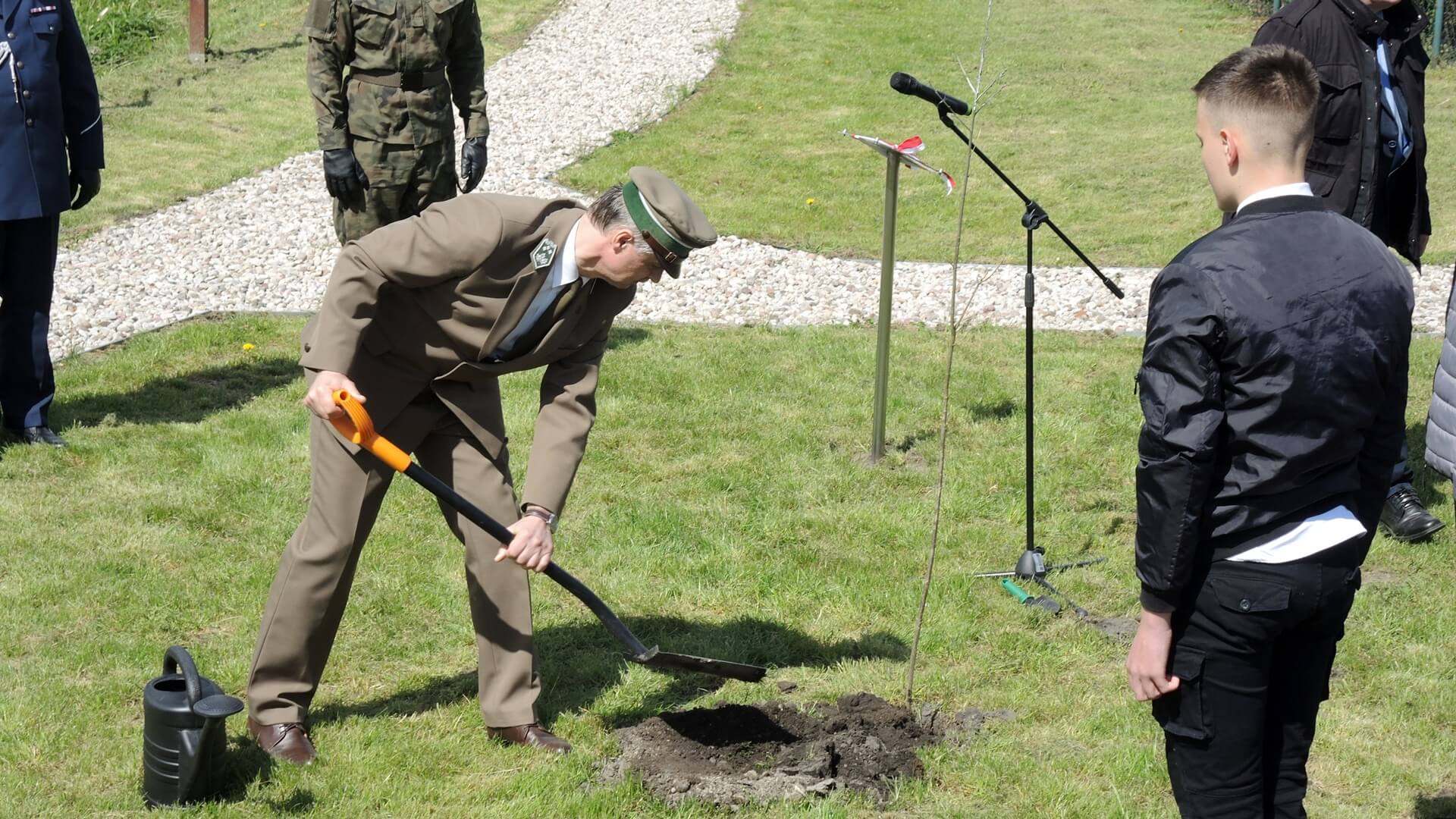Przy szkole w Jeziorku zasadzono Dąb Pamięci poświęcony jednej z ofiar Zbrodni Katyńskiej