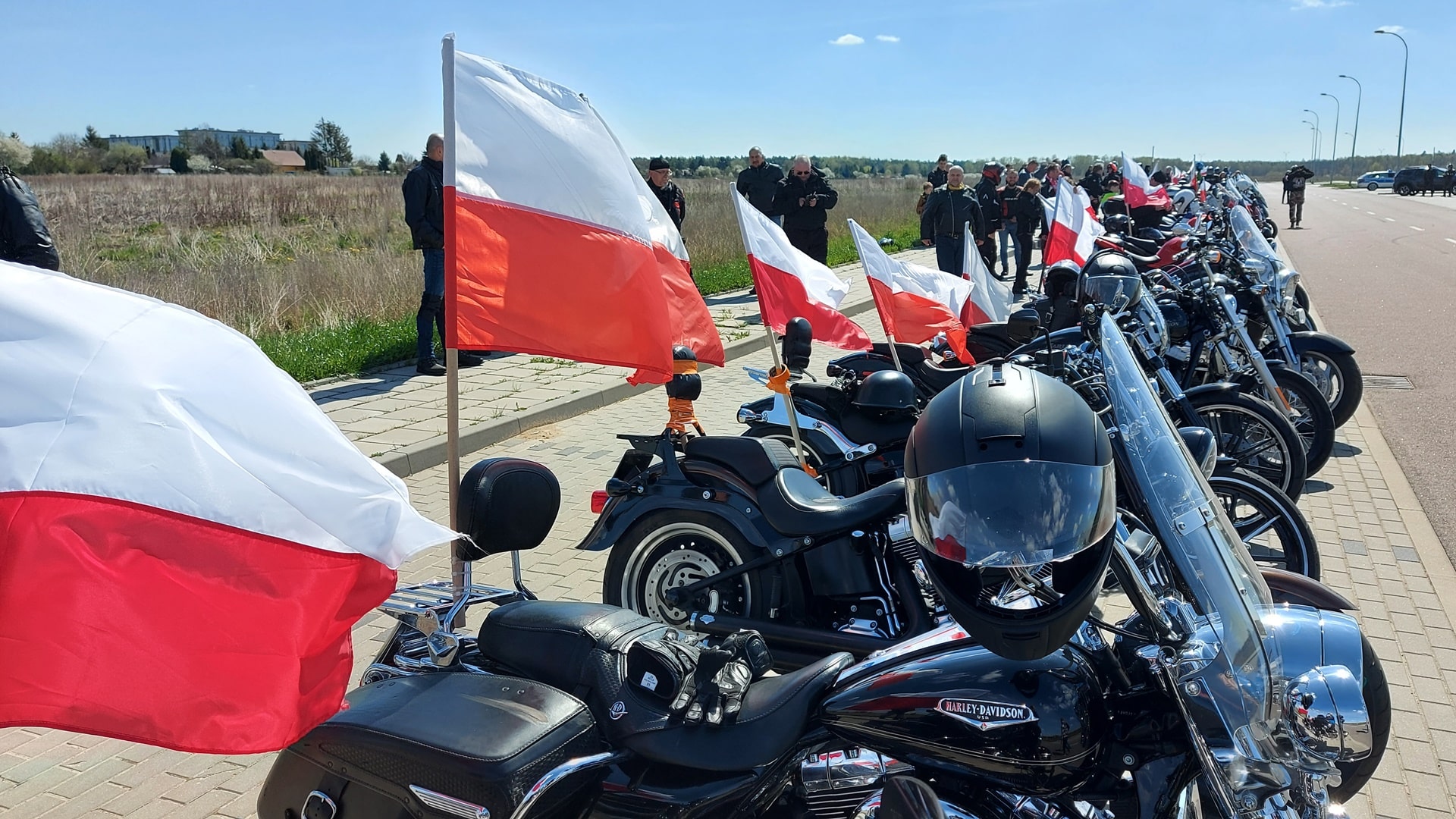 Biało-czerwona parada harleyowców [zdjęcia, wideo]