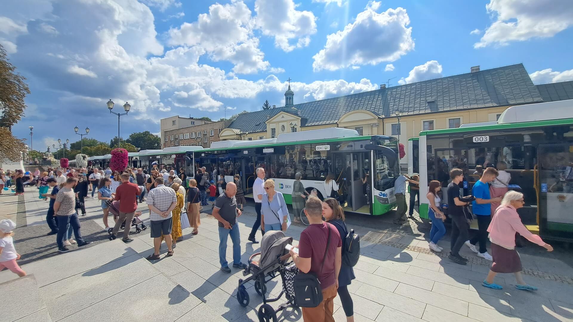Na Rynku Kościuszki w Białymstoku zaprezentowano nowe elektryczne autobusy