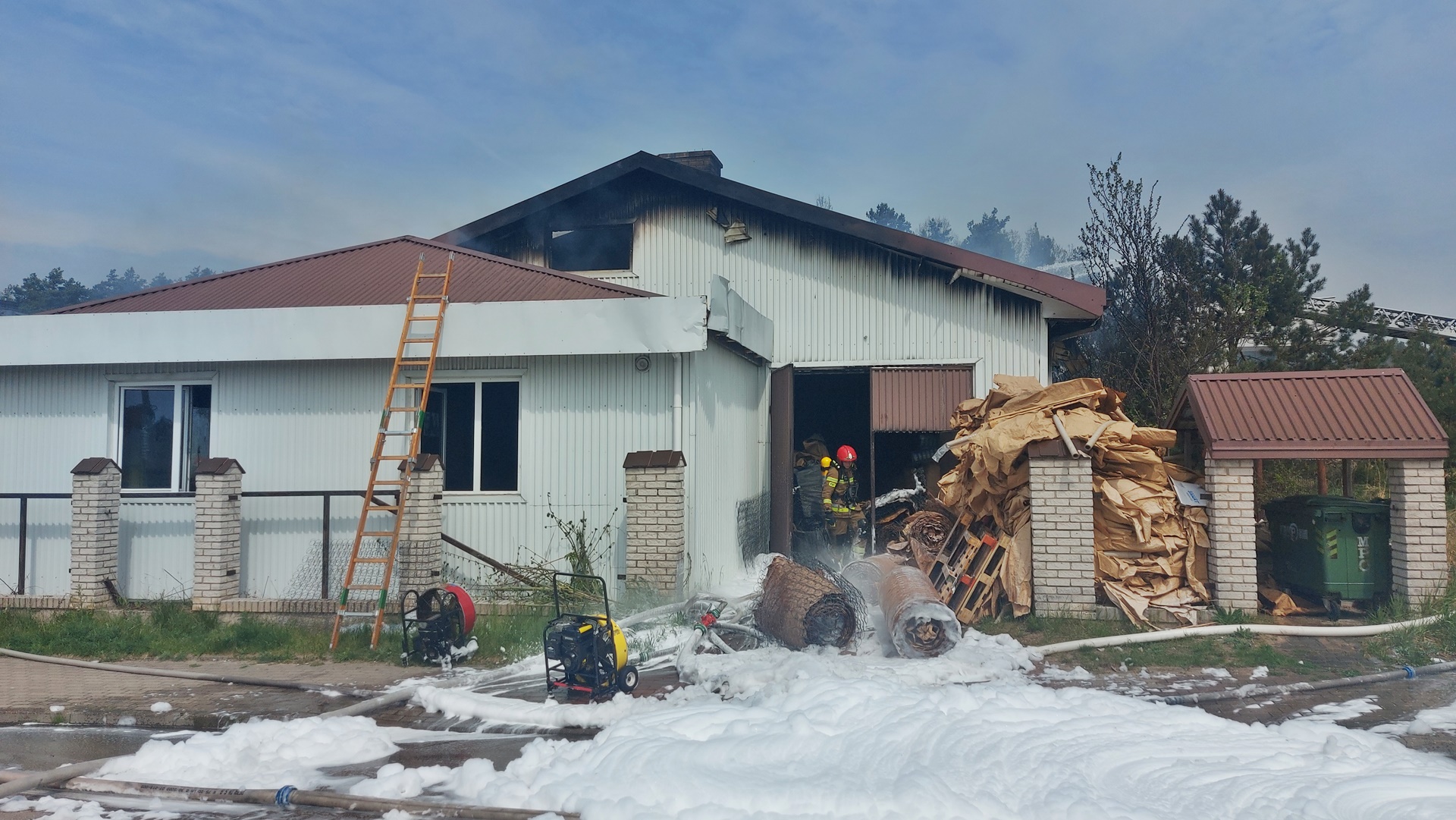 Po pożarze w Grabówce jeden z pracowników jest w szpitalu, a straty szacuje się na 1,5 mln zł