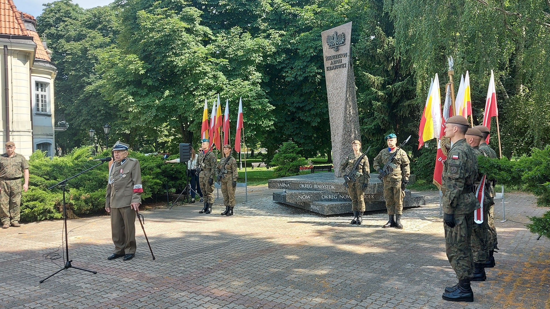 W Białymstoku pod pomnikiem Armii Krajowej uczczono 78. rocznicę akcji "Burza"