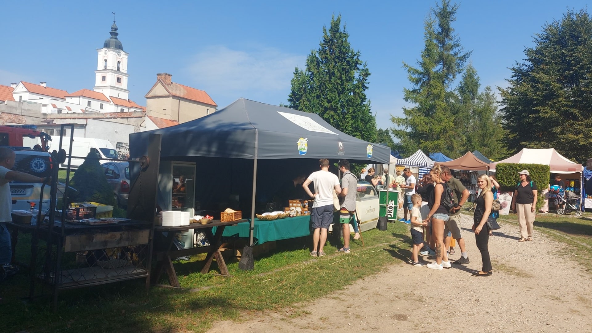 W Wigrach trwa Jarmark Kamedulski - odwiedzają go tysiące turystów