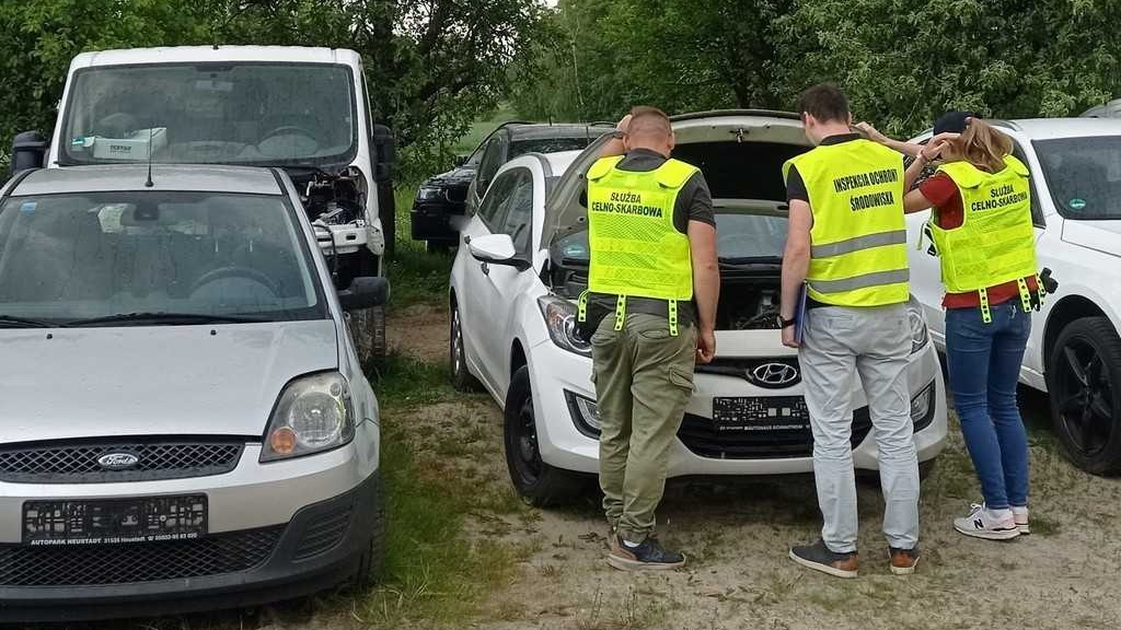 Nielegalnie demontowali samochody. Akcja KAS i WIOŚ w pow. siemiatyckim