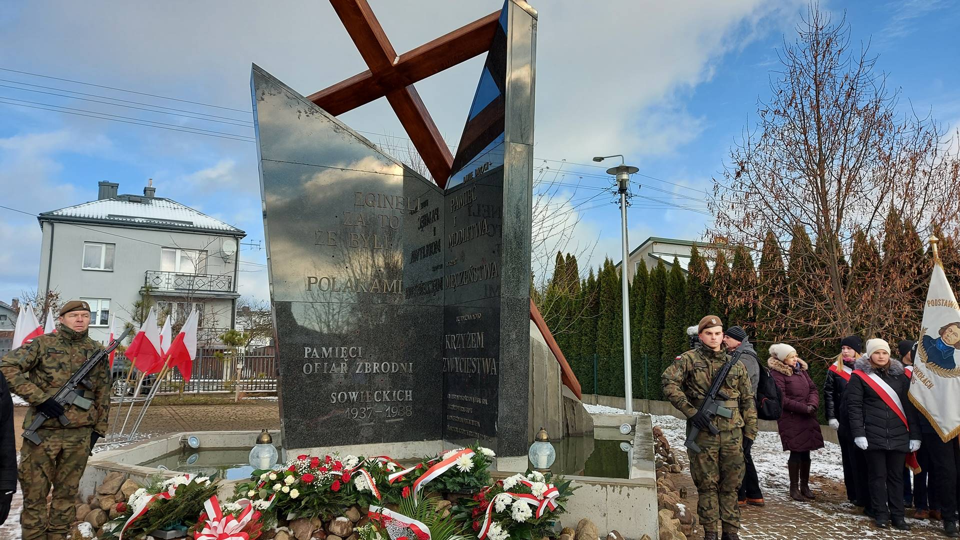 W Sokołach odsłonięto pierwszy w Polsce pomnik ofiar "operacji polskiej" NKWD