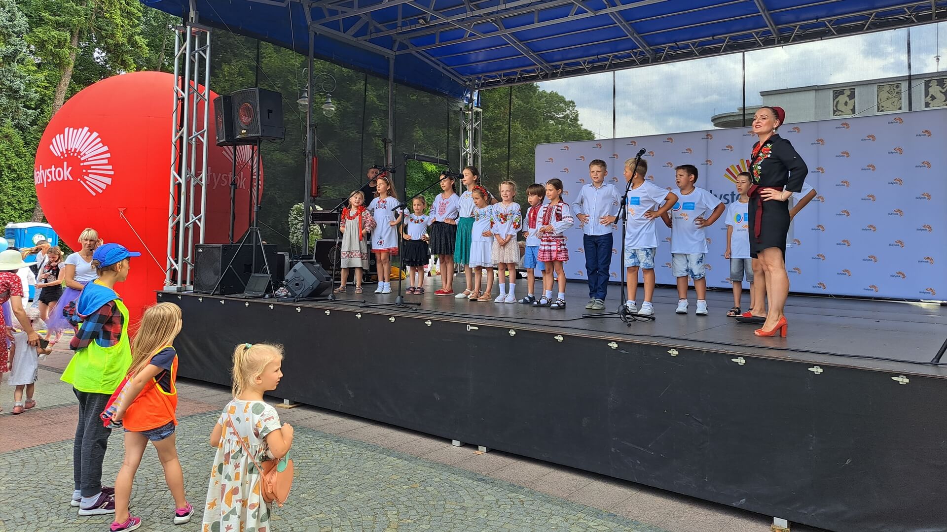 Festyn integracyjny przed Teatrem Dramatycznym z okazji Dnia Niepodległości Ukrainy