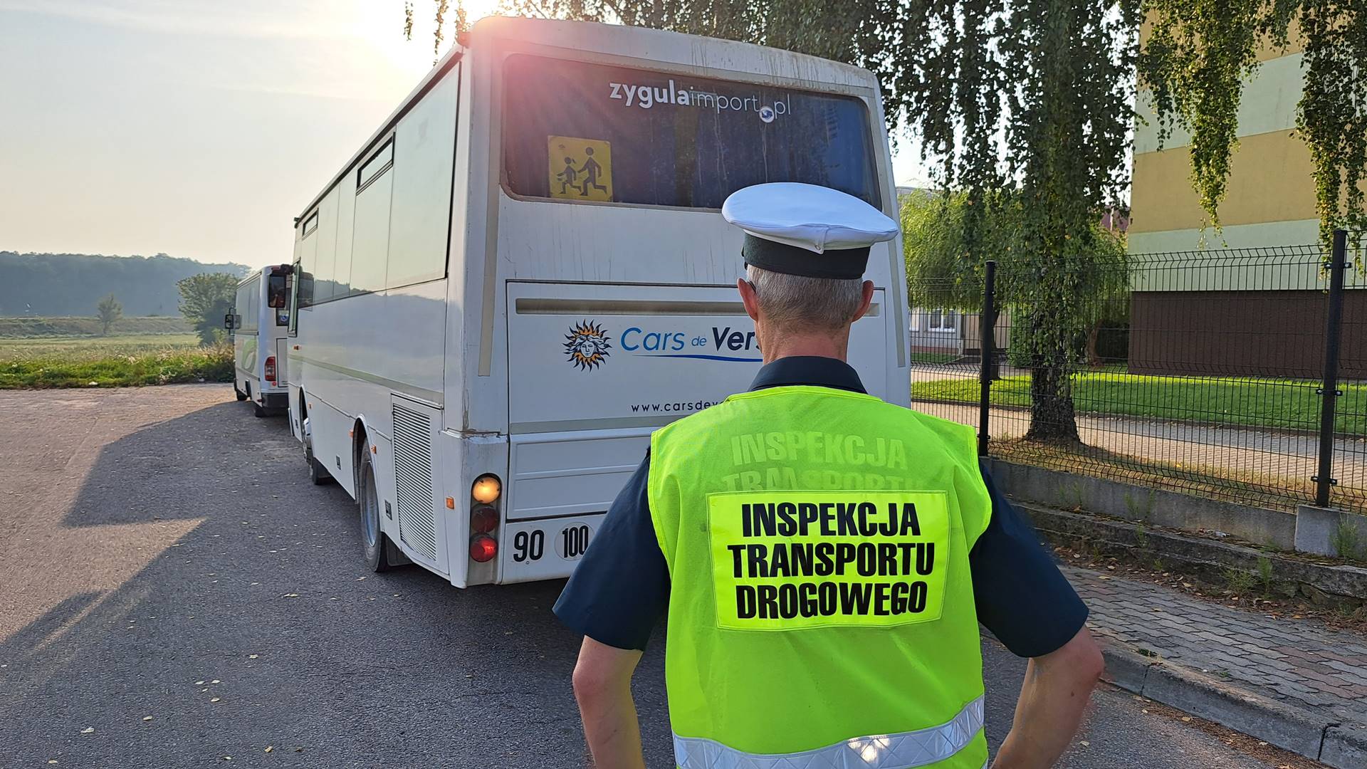 Podlascy inspektorzy transportu drogowego kontrolują pojazdy przewożące dzieci i młodzież
